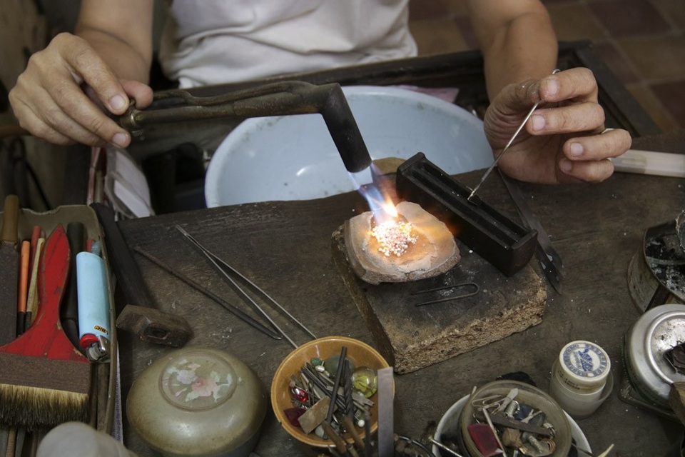Người thợ kim hoàn hiếm hoi còn lại trên phố nghề vàng bạc Hà Nội - 12 Hiện tại ngoài các sản phẩm kim hoàn chế tác cho khách trực tiếp, sản phẩm của ông còn có mặt ở các cửa hàng đồ trang sức mỹ nghệ ở các trung tâm buôn bán, địa điểm du lịch.