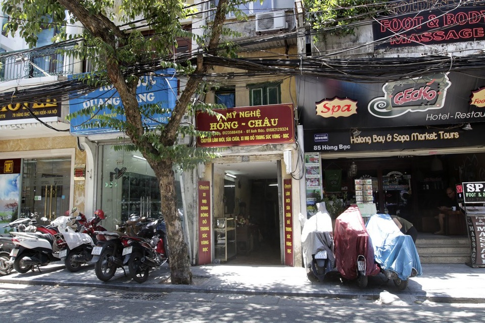Người thợ kim hoàn hiếm hoi còn lại trên phố nghề vàng bạc Hà Nội - 13 Cửa hàng nhỏ có phần cũ kỹ của gia đình ông Thành nằm lọt thỏm bên các cửa hiệu được hoàng rực rỡ, nó cũng giống như phong cách cổ điển của ông trong chế tác đồ trang sức thủ công mà ông vẫn đang theo đuổi.