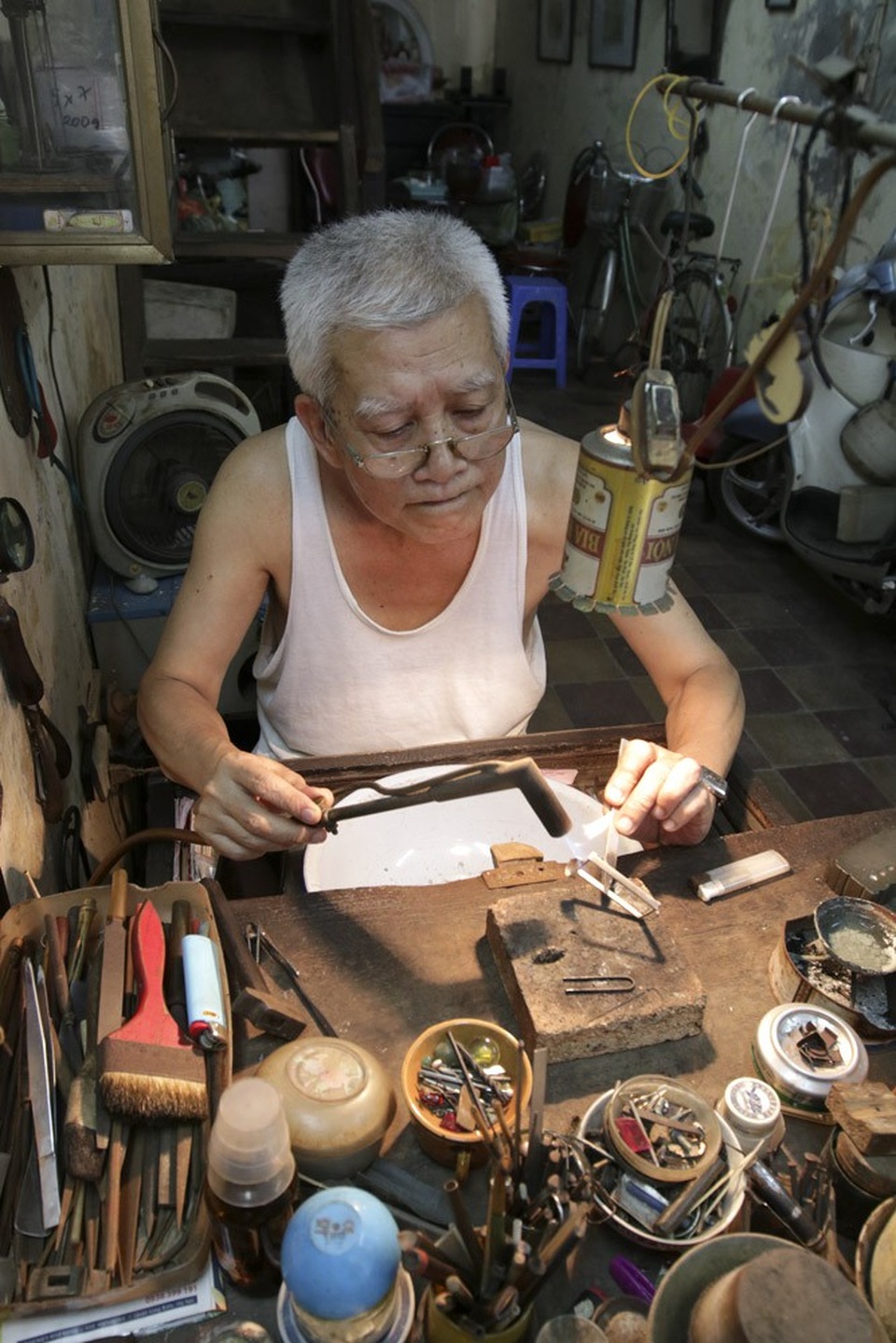 Người thợ kim hoàn hiếm hoi còn lại trên phố nghề vàng bạc Hà Nội - 2
Gia đình ông Thành là người gốc làng Định Công, năm 1902 chuyển về phố Hàng Bạc làm kim hoàn. Ông Thành hiện tại là thế hệ thứ năm của dòng họ tiếp nối với nghề này.