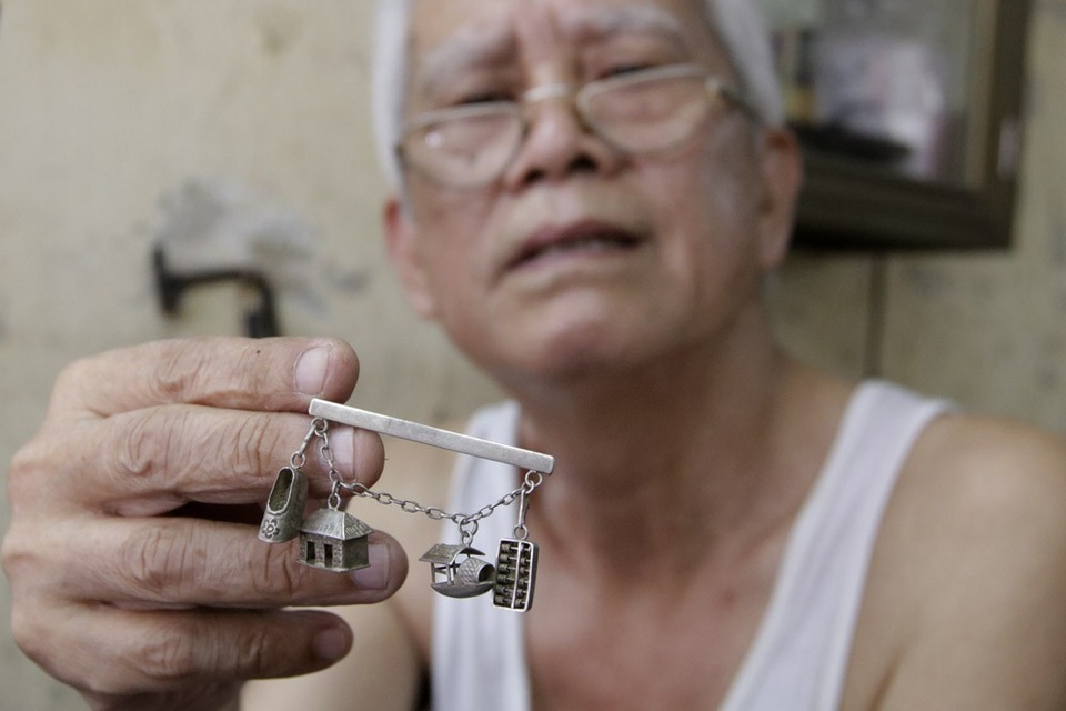 Người thợ kim hoàn hiếm hoi còn lại trên phố nghề vàng bạc Hà Nội - 8
Những mẫu mã có thể do ông sáng tạo ra hoặc gia công theo mẫu có sẵn. Ông Thành cho biết đã là thợ kim hoàn thì mẫu nào cũng làm được.