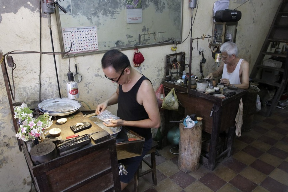 Người thợ kim hoàn hiếm hoi còn lại trên phố nghề vàng bạc Hà Nội - 9
Nói về các sản phẩm trang sức, ông Thành cho rằng cách làm bây giờ đã thay đổi rất nhiều, các thiết bị đồ nghề hiện đại hơn nhưng ông vẫn thích làm theo phong cách ông cha truyền lại từ bao đời nay, làm như vậy để giữ được cái hồn của sản phẩm.