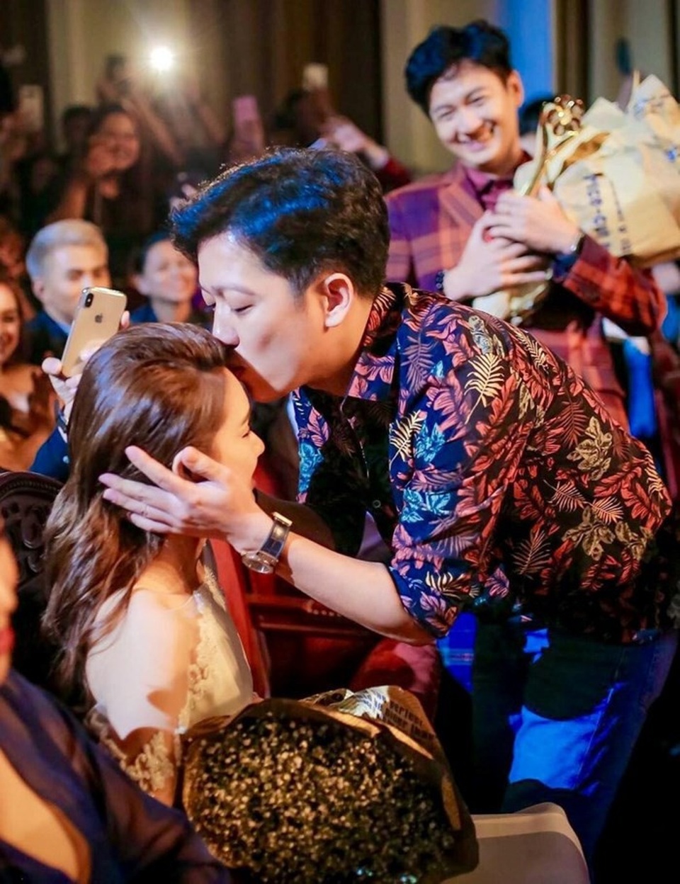 Những màn cầu hôn ấn tượng nhất của showbiz Việt - 3
Trường Giang chạy đến bên bạn gái khi đó đang ngồi ở hàng ghế khán giả.