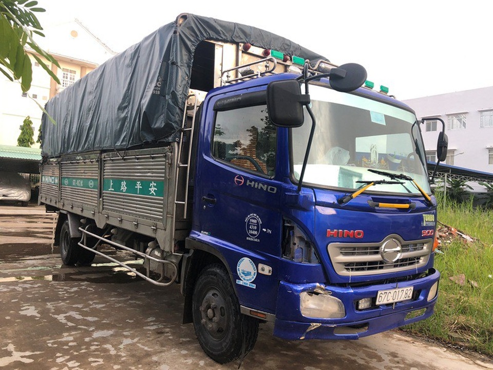 Tài xế gây tai nạn khiến 3 mẹ con thương vong lái xe về Cà Mau để giấu - 2 Chiếc xe tải tông vào đuôi xe máy của mẹ con chị Phương