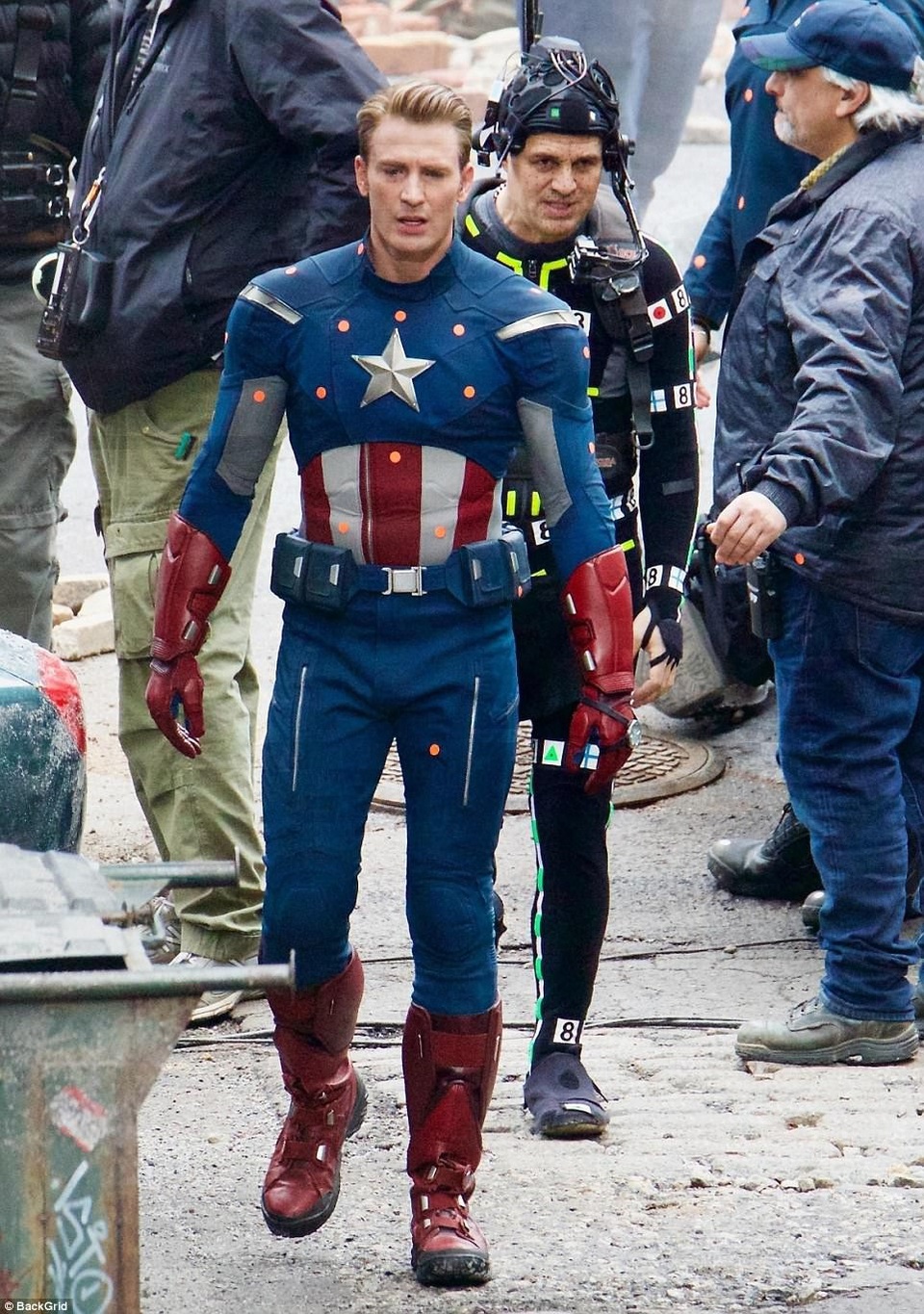 “Đột nhập” phim trường “Biệt đội siêu anh hùng 4” - 2 Vai diễn Captain America do nam diễn viên Chris Evans (36 tuổi) đảm nhiệm.