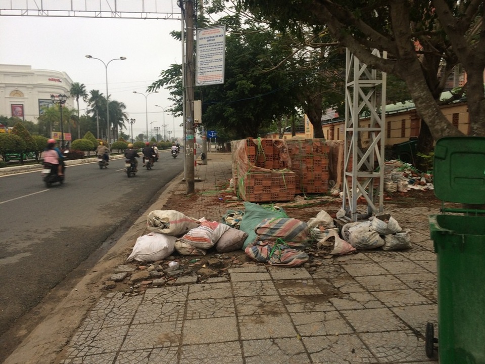 Nhiều công trình xây dựng để tứ tung vật liệu thế này
