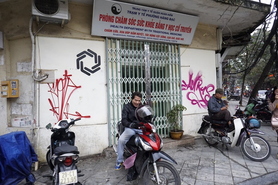 Phố cổ Hà Nội bị bôi bẩn khắp nơi bởi hình vẽ graffiti - 6
Ngã tư phố Hàng Bạc - Đinh Liệt. Các hình vẽ được thực hiện bằng sơn phun nên không thể xoá bỏ, trừ khi sơn đè lớp khác.