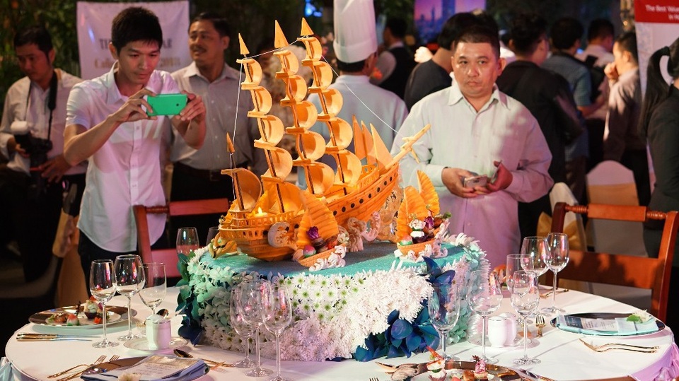 Vẽ tranh bằng thức ăn - 7 Một con thuyền với thông điệp “Thuận buồm xuôi gió” chào năm 2018 của khách sạn Rex
