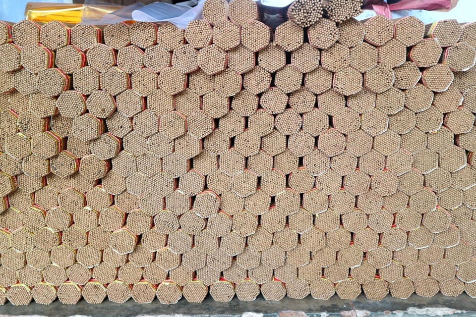 Sau khi hương phơi khô, được bó thành hình lục giác rồi đóng gói. Giá hương ngày Tết thường cao hơn 4-5 lần so với ngày thường, do giá nguyên liệu tăng cao và phải làm tỉ mỉ hơn