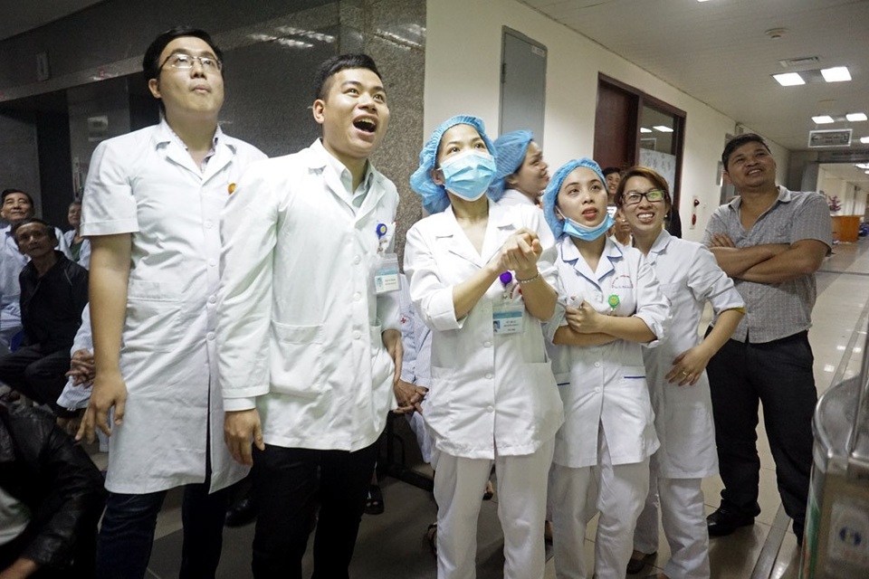 Quên đau đớn, bệnh nhân cùng bác sĩ hết mình cổ vũ U23 Việt Nam - 10 Các bác sĩ tranh thủ theo dõi một pha bóng hay từ đội U23 Việt Nam.