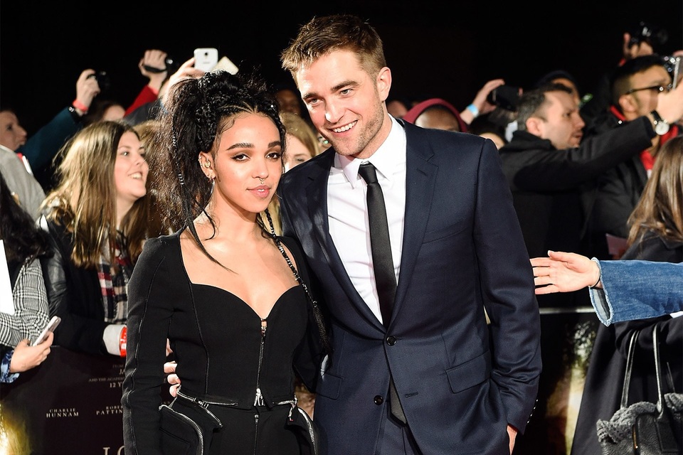 Robert Pattinson hôn Suki Waterhouse trên phố - 11
Robert Pattinson và FKA twigs chia tay trong êm thấm và từ chối chia sẻ lý do tình yêu tan vỡ