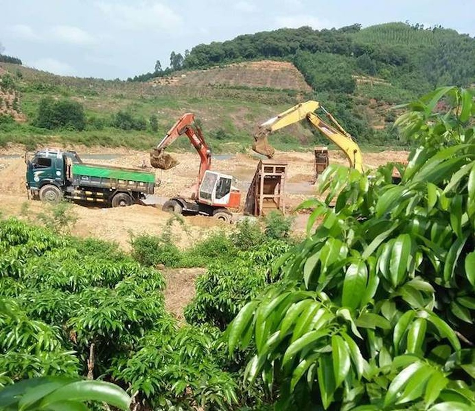 Bắc Giang: Cát tặc lộng hành, “băm nát” suối Ba Cô - 1 Bắc Giang: Cát tặc lộng hành, “băm nát” suối Ba Cô - 1