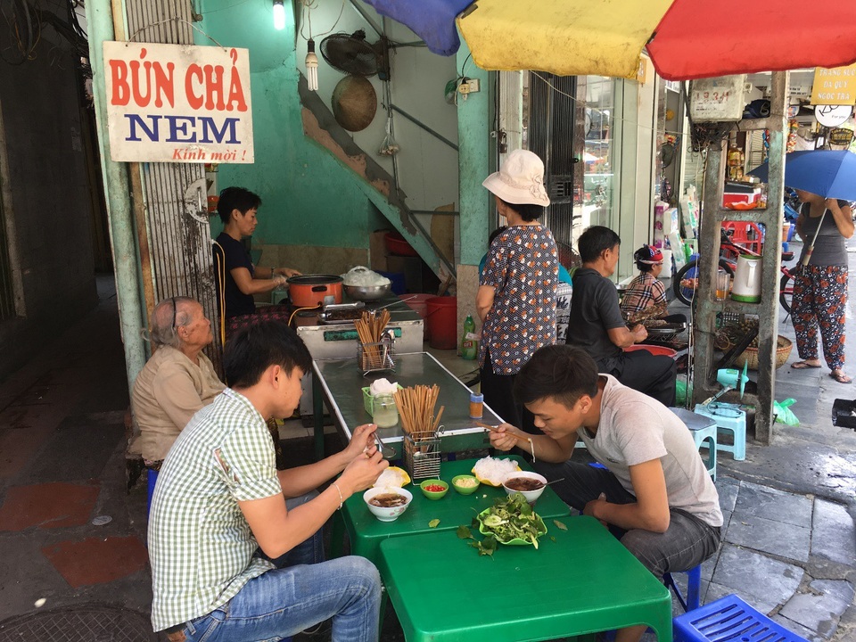 Kỳ lạ quán bún chả 23 năm chủ và khách chỉ giao tiếp với nhau bằng cử chỉ - 2 Người dân xung quanh phố thường xuyên ghé quán ăn trưa