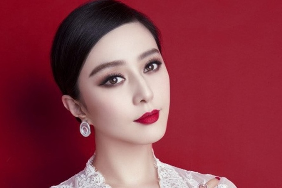 Em trai Phạm Băng Băng từ chối bình luận về tin đồn chị gái bị bắt - 1
Làng giải trí Hoa ngữ dậy sóng vì tin đồn Phạm Băng Băng bị bắt vì trốn thuế...