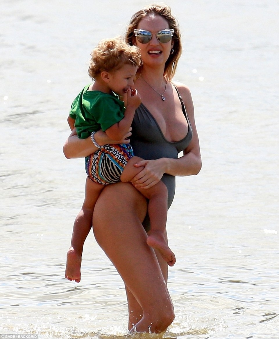 Candice Swanepoel tung tăng khoe dáng với áo tắm - 3
Cô đã lấy lại dáng và đưa các con đi tắm biển trong những ngày rảnh rỗi