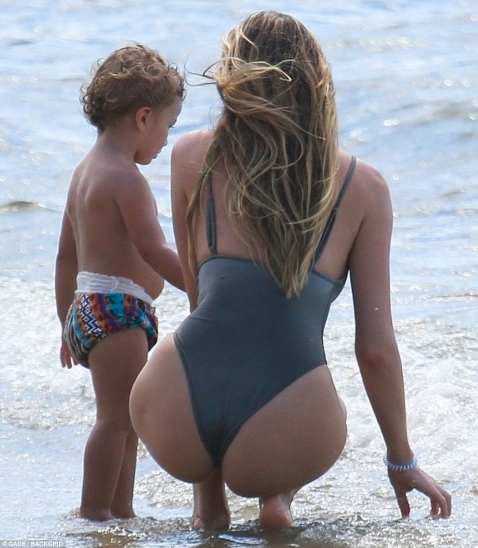 Candice Swanepoel tung tăng khoe dáng với áo tắm - 4
Thiên thần nội y hầu như không còn vẻ ngoài của một người mới sinh nở