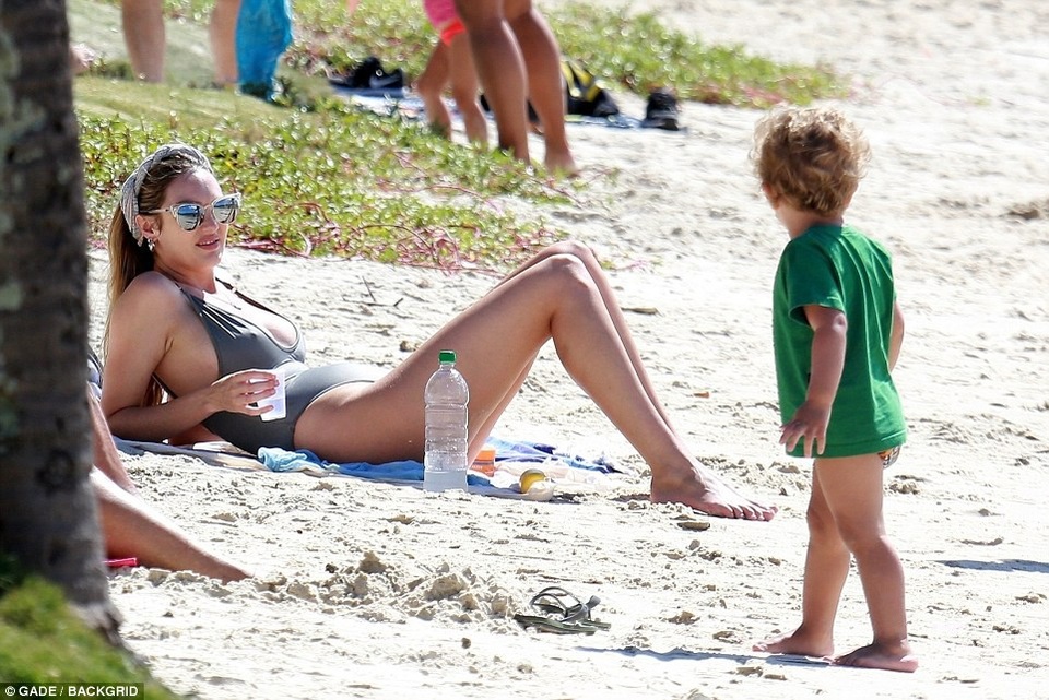 Candice Swanepoel tung tăng khoe dáng với áo tắm - 8
Thiên thần Victorias Secret hạnh phúc ngắm con trai lớn Anaca chơi đùa trên cát