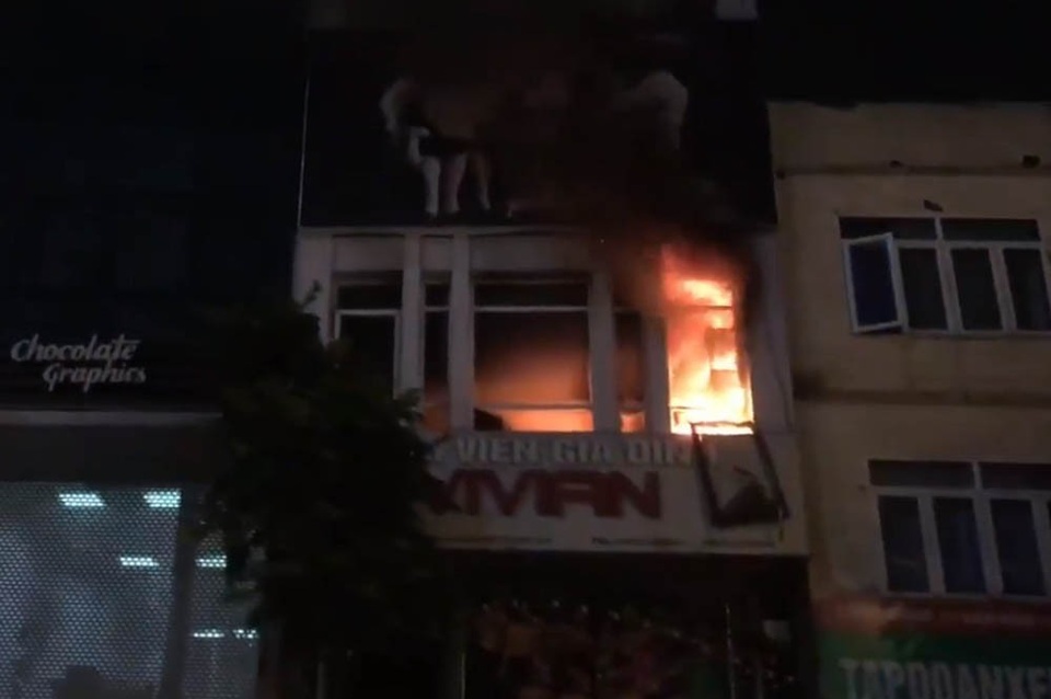 Hà Nội: Cửa hàng ảnh viện gia đình bốc cháy dữ dội trong mưa - 1 Hiện trường vụ cháy.