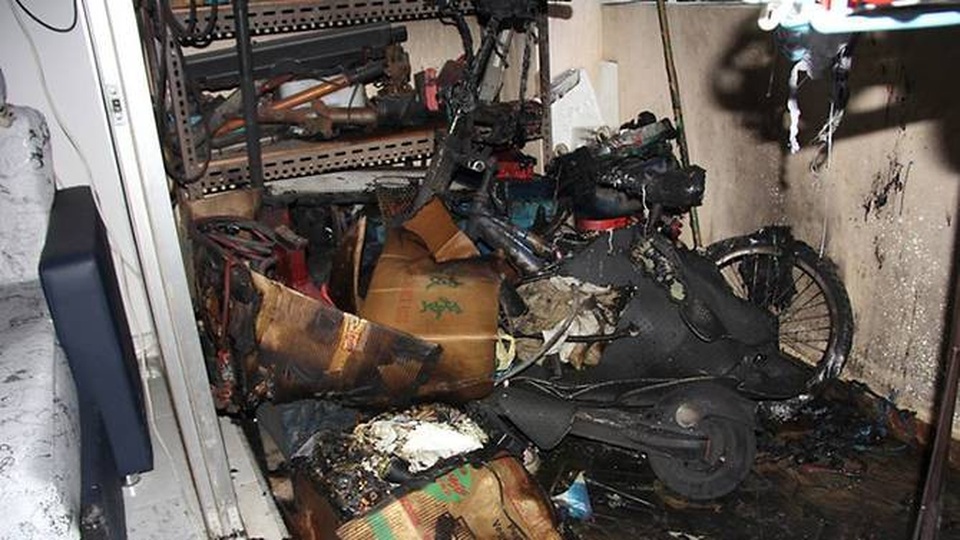 Xe điện phát nổ khi đang sạc pin trong nhà - 3 Xe điện phát nổ khi đang sạc pin trong nhà - 3