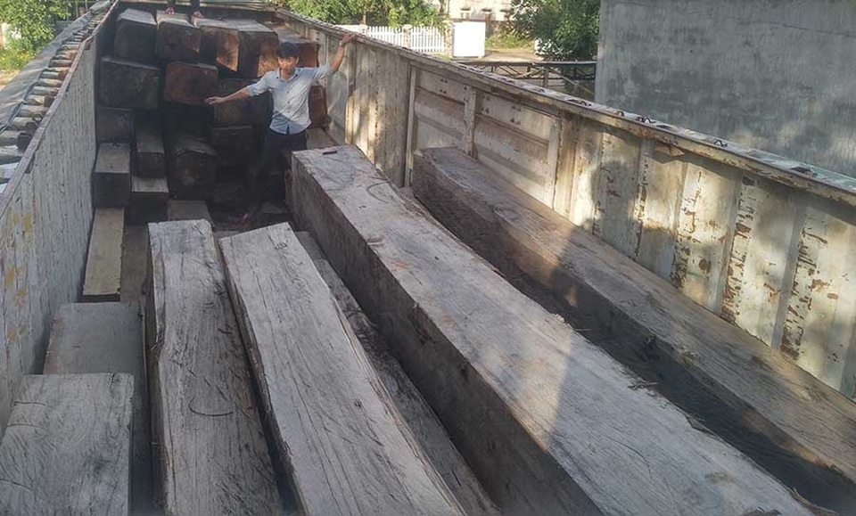 Vụ bắt giữ xe gỗ “khủng”: Khởi tố Phó Giám đốc công ty sở hữu gỗ - 1 Gỗ tang vật bị lực lượng chức năng thu giữ
