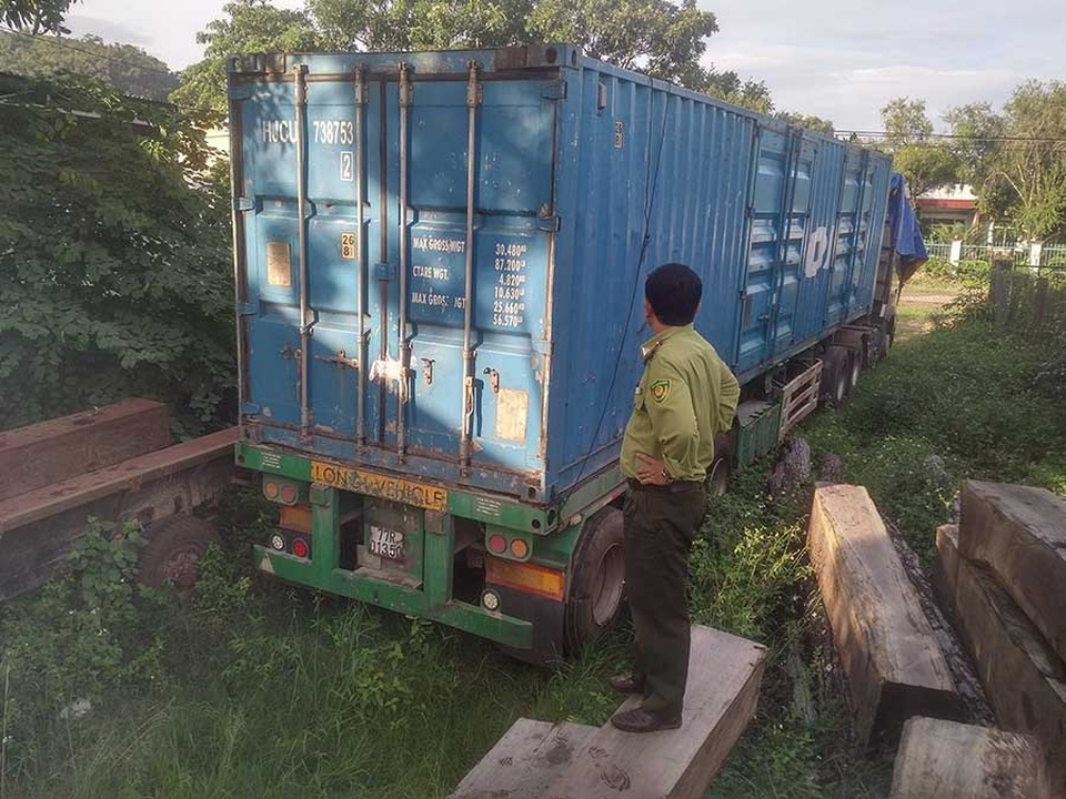 Vụ bắt giữ xe gỗ “khủng”: Khởi tố Phó Giám đốc công ty sở hữu gỗ - 2 Xe ô tô kéo theo rơ-mooc chở khoảng 85 hộp gỗ