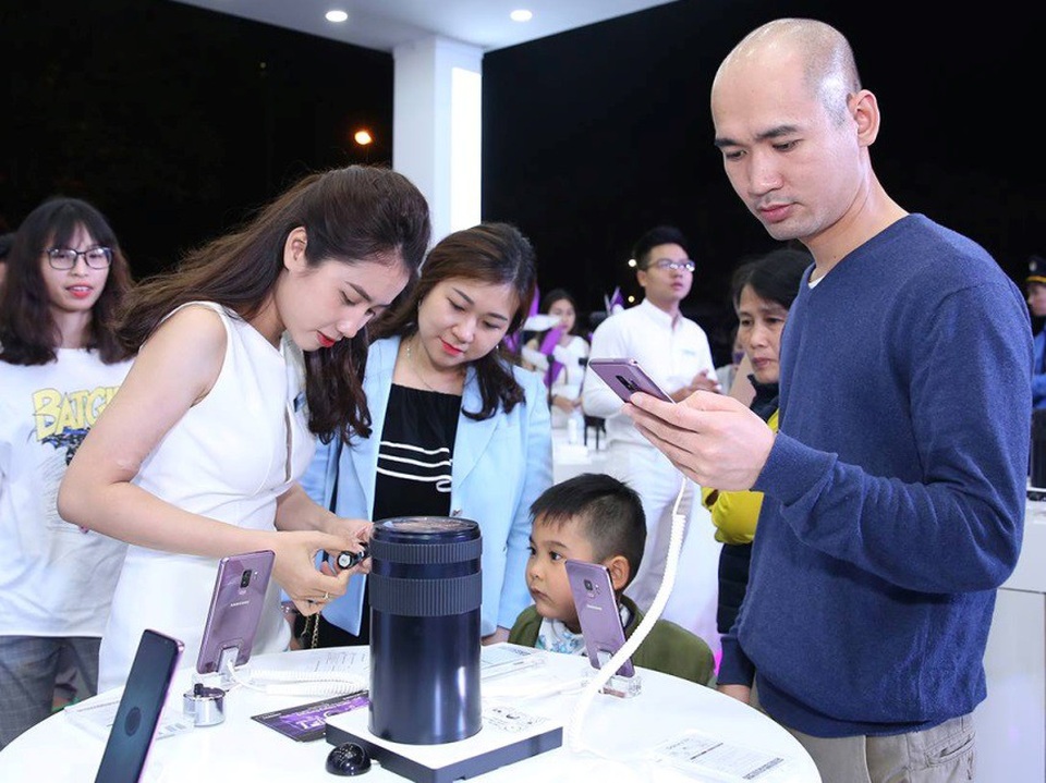 Thị trường smartphone sẽ dịch chuyển theo hướng nâng cao trải nghiệm người dùng - 1 Với nhiều tiện ích trong công việc, giải trí, ai cũng muốn sở hữu một smartphone cho riêng mình