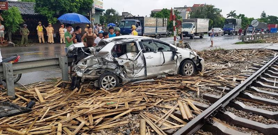 Tàu hỏa tông nát ô tô, 1 người chết, 3 người bị thương - 1 Hiện trường vụ tai nạn khiến 4 người ngồi trên xe ô tô con bị thương