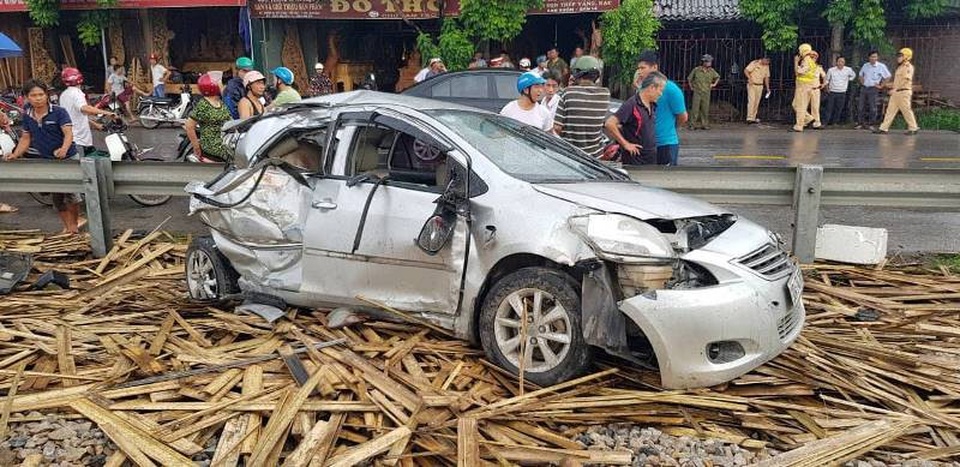 Tàu hỏa tông nát ô tô, 1 người chết, 3 người bị thương - 2 Chiếc xe bị méo mó, biến dạng sau cú va chạm mạnh