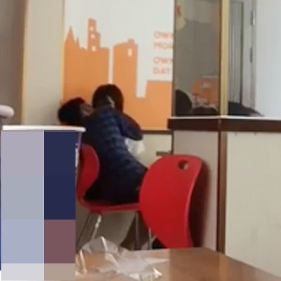 Loạn với văn hóa "yêu" của giới trẻ: Từ quán trà sữa đến rạp chiếu phim - 2
Không ngại thân mật chốn đông người