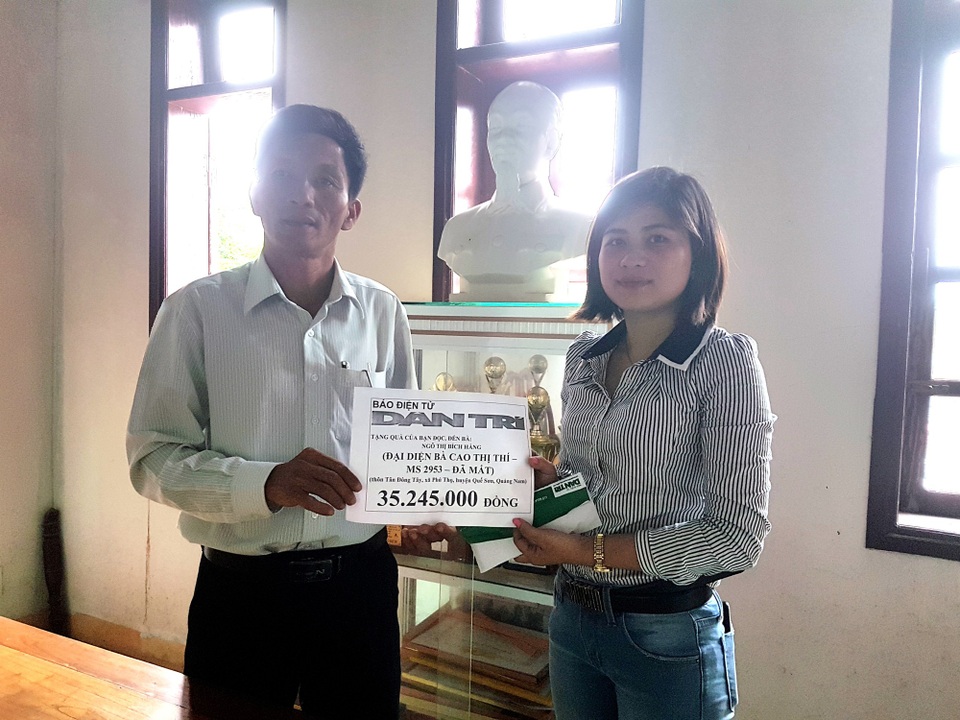 Trao hơn 35 triệu đồng hỗ trợ mai táng bà Cao Thị Thí - 2 Ông Võ Tấn Cả - Bí thư xã Phú Thọ trao số tiền hơn 35 triệu đồng cho bà Ngô Thị Bích Hằng để sử dụng đúng mục đích