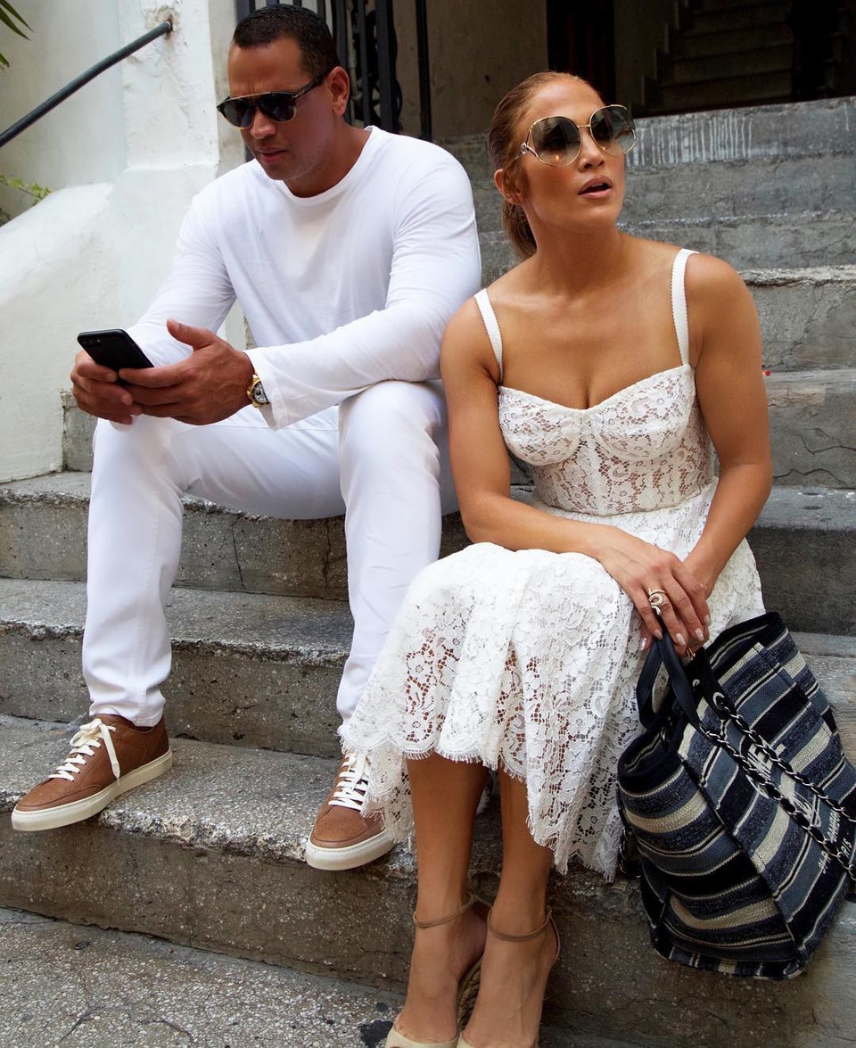 Jennifer Lopez hạnh phúc bên bạn trai kém 6 tuổi - 10
Jennifer Lopez và Alex Rodriguez đẹp đôi trong set đồ trắng