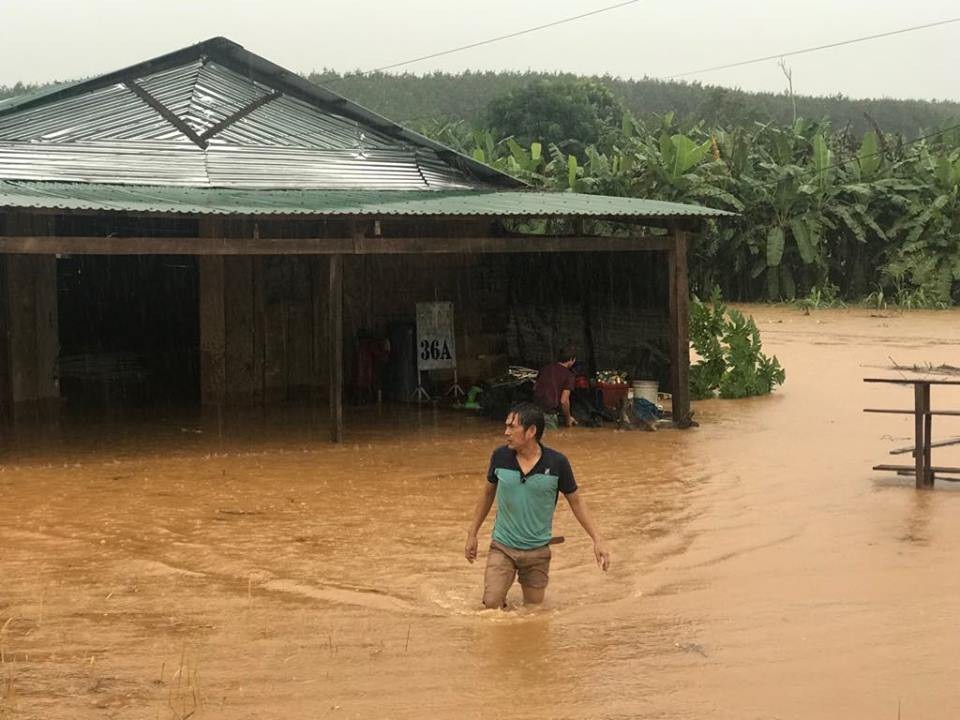 Lũ lớn quét qua, nước dâng cao hàng mét, nhiều người dân trắng tay - 4 Mưa lũ đến bất ngờ khiến người dân không kịp sơ tán đồ nên bị lũ cuốn trôi