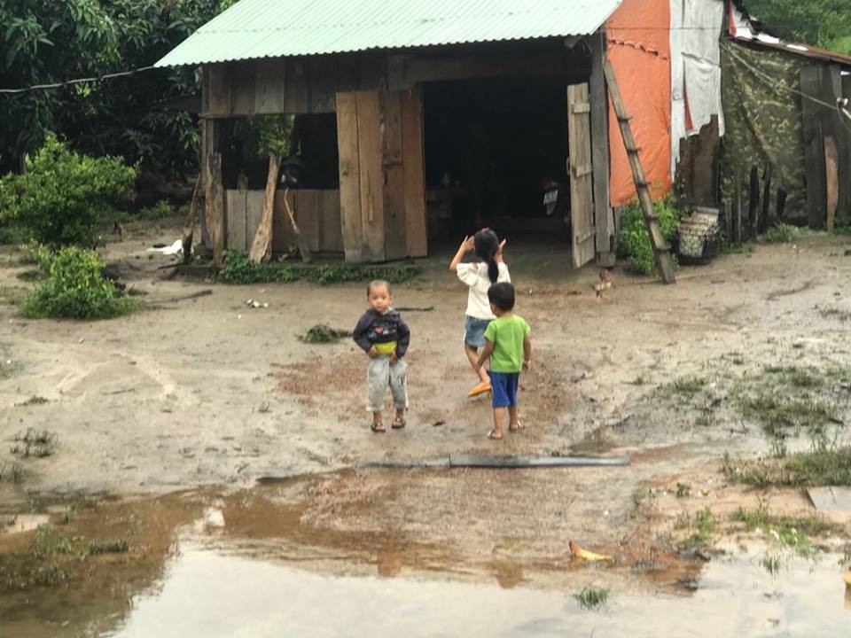 Lũ lớn quét qua, nước dâng cao hàng mét, nhiều người dân trắng tay - 5 Những ngôi làng tan hoang sau khi dòng lũ quét qua