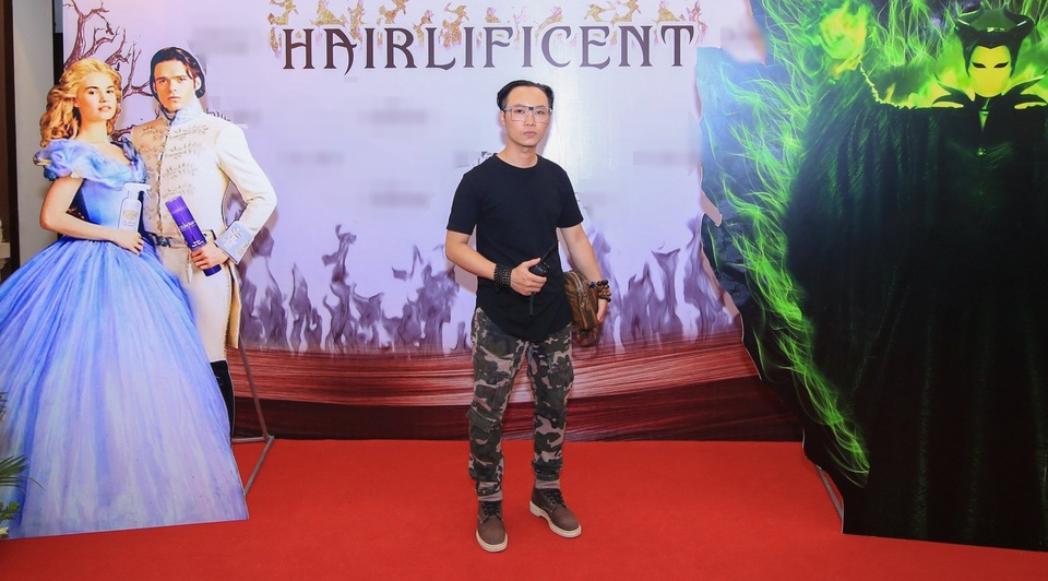 Ca sỹ Uyên Linh “phiêu” toàn bản hit khiến Nhà hát Lớn “thất thủ” - 8 Tổng đạo diễn Vạn Nguyễn cho biết, ý tưởng chung của thiết kế sân khấu và nội dung nhạc kịch được lấy cảm hứng từ “Công chúa ngủ trong rừng” phiên bản Việt