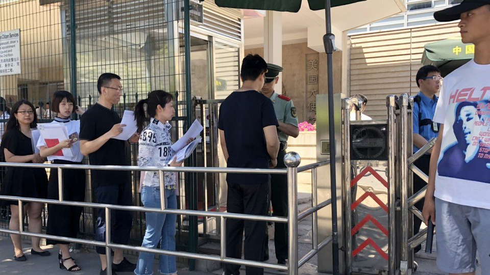 Chiến tranh thương mại Mỹ-Trung: Nghiên cứu sinh Trung Quốc chật vật xin visa Mỹ - 1 Dòng người xếp hàng trước cổng đại sứ quán Trung Quốc ở thủ đô Bắc Kinh (Ảnh: SCMP)