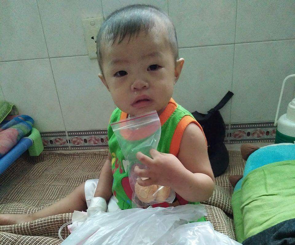 "Em nghĩ số mình xui rủi nhận nuôi nó, nên nó cũng xui rủi theo !" - 5 Nhìn con đau đớn vì thiếu thuốc mà chị Trang nghẹn ngào