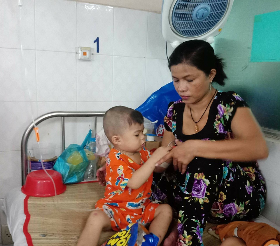 "Em nghĩ số mình xui rủi nhận nuôi nó, nên nó cũng xui rủi theo !" - 2 Từ lúc sinh ra, hầu như bé Thắng ở bệnh viện nhiều hơn ở nhà