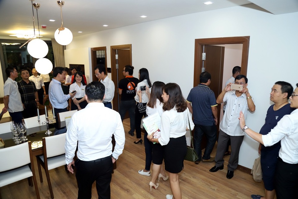 Nhà phân phối High Level ưu đãi hàng trăm triệu cho khách mua nhà The Legend - 3
Nhiều khách tham quan căn hộ hoàn thiện nội thất do Công ty cổ phần tập đoàn DL thực hiện đã tỏ ra hài lòng với chất lượng sản phẩm.