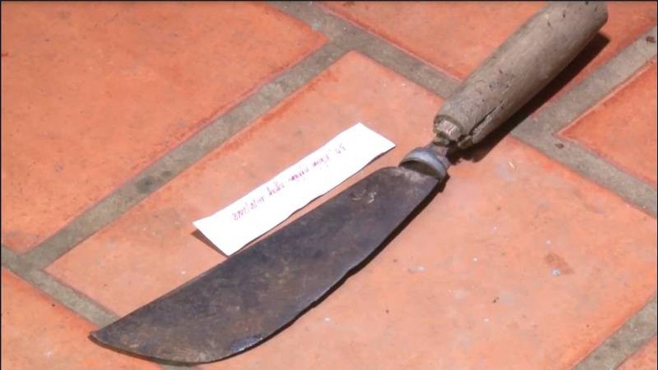 Tạm giữ nghịch tử nghi sát hại cả cha lẫn mẹ - 1 Con dao nằm ở hiện trường vụ án mạng