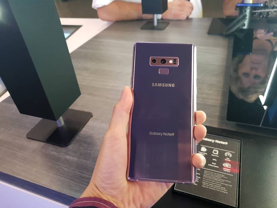 Cận cảnh Galaxy Note9 có cấu hình mạnh mẽ, bút S-Pen độc đáo - 4 Cách bố trí cụm camera kép và cảm biến vân tay trên Galaxy Note9 có nhiều khác biệt so với phiên bản Note8