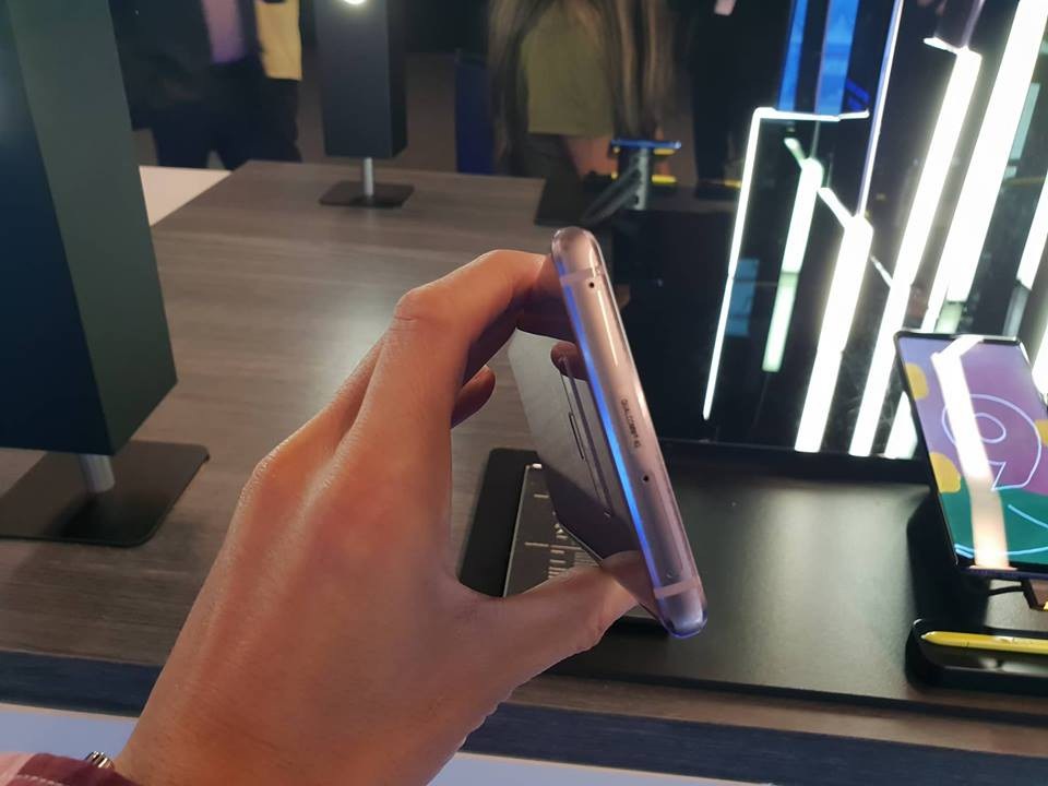 Cận cảnh Galaxy Note9 có cấu hình mạnh mẽ, bút S-Pen độc đáo - 5
Khe cắm thẻ nhớ nằm ở cạnh trên sản phẩm