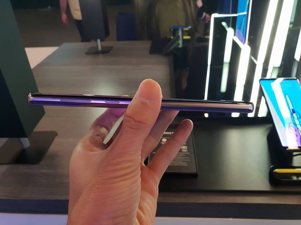 Cận cảnh Galaxy Note9 có cấu hình mạnh mẽ, bút S-Pen độc đáo - 6 Cạnh bên được thiết kế bo tròn để cầm nắm sản phẩm được dễ hơn