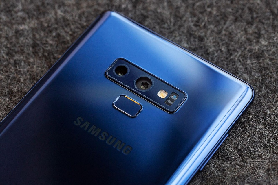 Cận cảnh Galaxy Note9 có cấu hình mạnh mẽ, bút S-Pen độc đáo - 8
Cận cảnh cụm camera kép trên Galaxy Note9