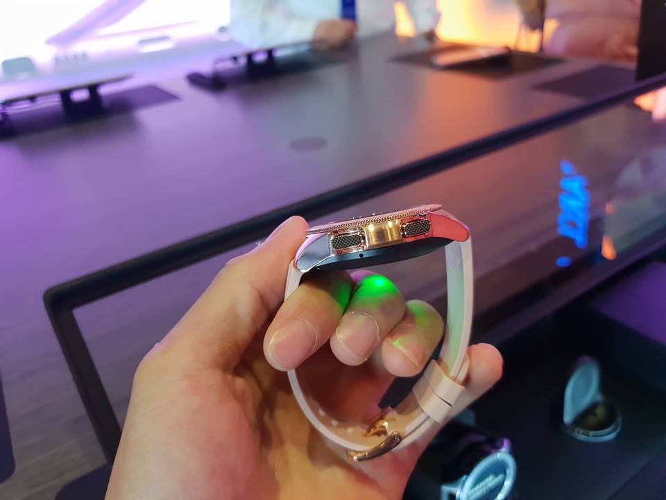 Samsung trình làng Galaxy Watch, đồng hồ thông minh thế hệ mới với nhiều tính năng - 2 Các phím điều khiển ở cạnh bên Galaxy Watch