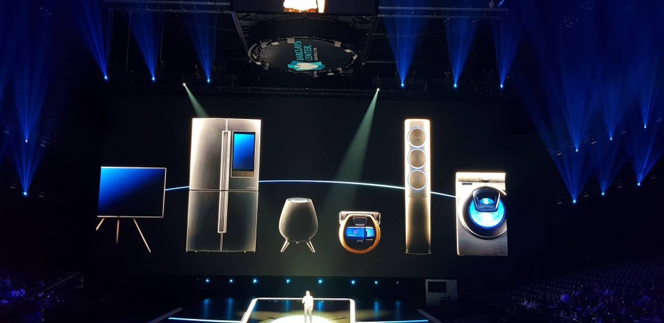Samsung gia nhập cuộc đua loa thông minh với Galaxy Home - 3 Galaxy Home trở thành thiết bị trung tâm điều khiển các vật dụng trong nhà, từ TV, tủ lạnh, loa, thậm chí cả máy giặt.