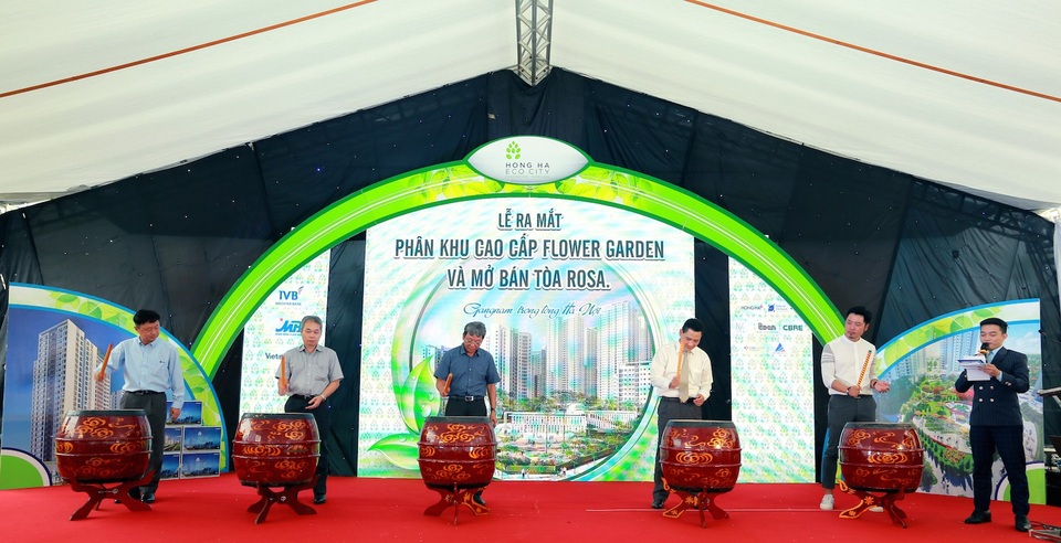 Hồng Hà Eco City hút khách trong ngày ra mắt tòa căn hộ Rosa - 1
Đại diện CĐT và các đối tác đánh trống khai lệnh Chính thức ra mắt phân khu Flower Garden và mở bán tòa Rosa