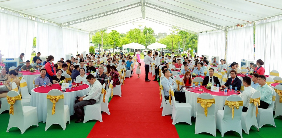 Hồng Hà Eco City hút khách trong ngày ra mắt tòa căn hộ Rosa - 2
Đông đảo khách đến tham dự dù trời mưa to.