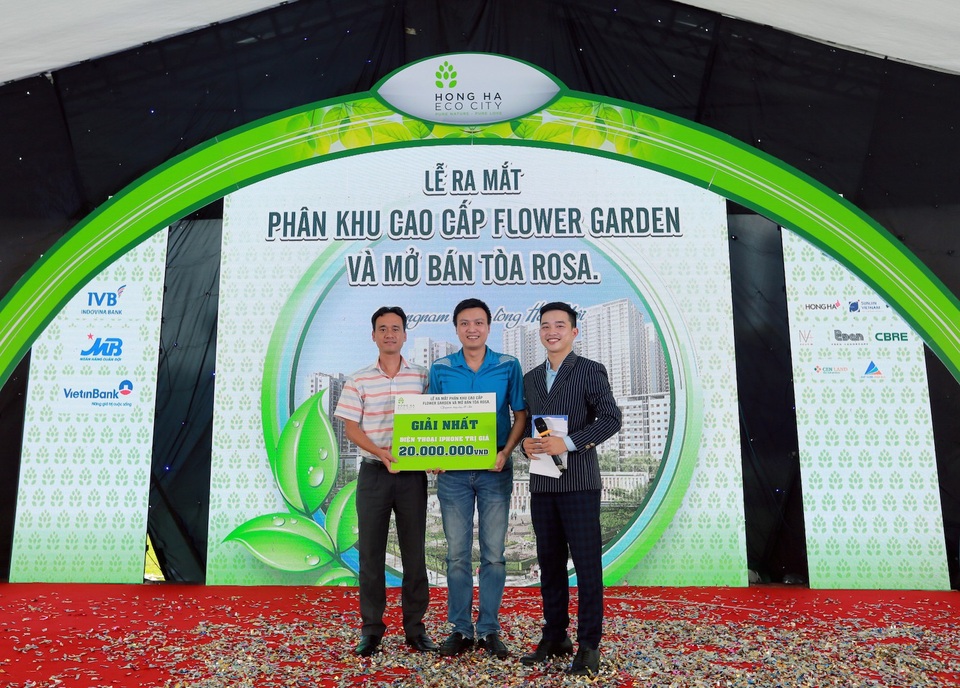 Hồng Hà Eco City hút khách trong ngày ra mắt tòa căn hộ Rosa - 3
Khách hàng may mắn nhận giải thưởng tại sự kiện