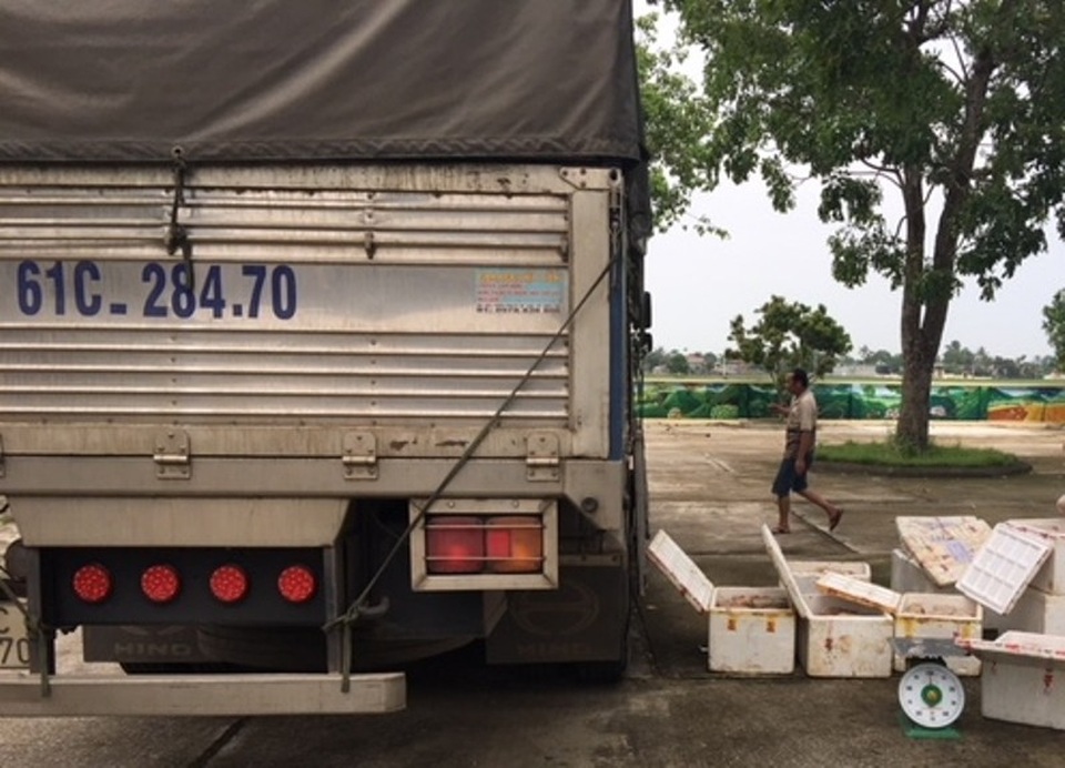 2,5 tạ gà không giấy tờ đem ra Hà Nội tiêu thụ - 1 Xe tải vận chuyển thực phẩm bẩn