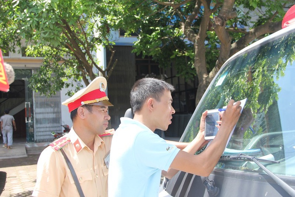Bắc Giang: Hàng trăm xe quá khổ, quá tải bị bắt quả tang, xử nóng! - Ảnh 2. Bắc Giang: Hàng trăm xe quá khổ, quá tải bị bắt quả tang, xử nóng! - Ảnh 2.