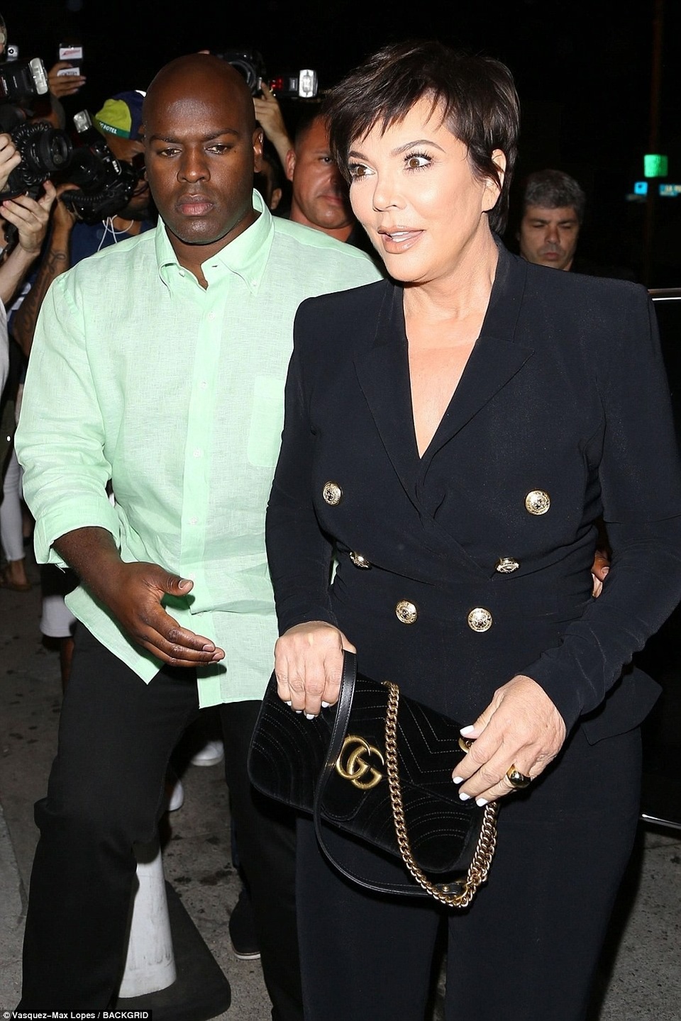 Kim Kardashian khoe dáng đồng hồ cát - 12
Mẹ cô Kim, bà Kris Jenner được bồ trẻ hộ tống dự tiệc